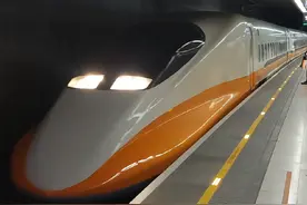 台湾高铁，全名台湾高速铁路，通称高铁。是台湾的高速铁路系统，北起台北南港、南迄高雄左营，全线纵贯台湾人口密集的西部走廊，线路全长350公里，最高运营时速300公里，南港到高雄直达车约105分钟，连结台湾南北成为一日生活圈。#中国台湾 #台湾高铁 #婉儿带你看台湾视频封面