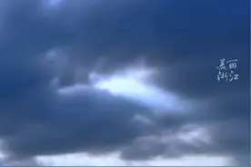 网友拍下台风“贝碧嘉”来袭前，杭州上空惊现丁达尔现象，犹如“手电筒”扫过西湖。（供稿：范侃侃影像科学、苗苗Vision）#美丽浙江达人秀视频封面