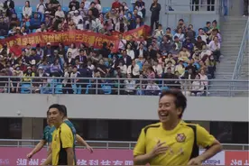 谭校长无论唱歌还是踢球都是才华横溢的一道光。 #香港明星足球队 #谭咏麟 #足球的魅力视频封面