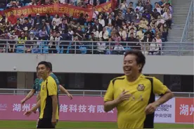 谭校长无论唱歌还是踢球都是才华横溢的一道光。 #香港明星足球队 #谭咏麟 #足球的魅力视频封面