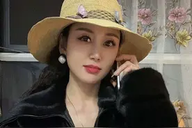全村的老少爷们儿快来看呀，这个女的又和村长打电话了😜#哈哈哈#逗你乐一乐 #纯属搞笑 #跟风一下 #开心就好🌷🌹 @抖音短视频视频封面