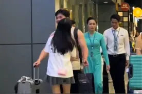 中国男子到越南见越南女友，女友机场飞奔向男友拥抱。越南航空空姐：我承认我羡慕了#越南女孩#感人一幕 #跨国恋 #久别的人 #我承认我羡慕了 @DOU+小助手视频封面