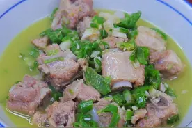 很好吃的一道下饭菜，青椒焖排骨，排骨鲜嫩入味，汤汁拌饭都可以干三碗饭#青椒焖排骨 #下饭神器 #地道农家菜视频封面