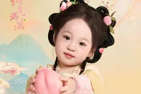 今天是粉嘟嘟的小桃子精～ #骗你生女儿 #汉服 #古装写真 #又是被女儿治愈的一天视频封面