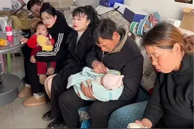 我们河南这边有一个规矩，给小孩剪头发，必须要包一个红包，不知道你们那边有没有这一说。两个月了，今天第一次带她去剪头。视频封面