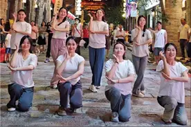 节奏欢快，感染力十足的维族舞蹈终于来啦#巴郎仔 #节奏感强的民族舞 #这舞蹈感染力无敌了 #网红打卡地 #百万运镜师视频封面