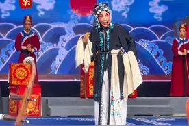 冯元朵：蒲剧舞台上的璀璨之星与坚守者 #蒲剧 在蒲剧艺术的璀璨星河中，冯元朵无疑是一颗耀眼且独特的星。作为蒲剧名家、二级演员，以及曾经的山西省人大代表，她的艺术生涯与人生轨迹，都与蒲剧艺术紧密相连，为这一古老剧种的传承与发展，留下了浓墨重彩的篇章。冯元朵主攻正旦行当，曾在稷山县蒲剧团这片艺术沃土上，深耕细作，绽放出绚烂的艺术之花。正旦角色往往承载着端庄、贤淑、命运多舛等特质，而冯元朵凭借自身扎实的演唱功底，将这些角色演绎得淋漓尽致。在《清风亭》中，她以精湛的技艺，将一位含辛茹苦抚养养子，却最终遭受养子背叛的老妇人形象刻画得入木三分。从最初对养子的慈爱与期盼，到被养子抛弃后的悲痛与绝望，冯元朵通过细腻的唱腔和入微的表演，让观众仿佛置身于角色的内心世界，感同身受其悲欢离合。她的演唱，时而如泣如诉，倾诉着生活的艰辛与无奈；时而激昂悲愤，宣泄着对命运不公的抗争。每一个音符、每一句唱词，都饱含着角色的情感，深深触动着观众的心弦。又如在《大义夫人》中，她塑造的大义夫人形象，既有深明大义的胸怀，又有面对家国大义抉择时的纠结与坚定。冯元朵通过对角色的深刻理解，将这种复杂的情感通过唱腔和肢体语言完美呈现。她的表演张弛有度，收放自如，让观众看到了一个有血有肉、充满立体感的大义夫人，使这一角色在舞台上焕发出独特的魅力。俪情深：蒲剧路上的携手同行：冯元朵与裴永斌因蒲剧结缘，二人的结合可谓天作之合。裴永斌作为蒲剧乐队的一员，与冯元朵在工作中相互支持，彼此成就。在每一场演出中，裴永斌用手中的乐器为冯元朵的表演增色添彩，而冯元朵精彩的演绎也离不开裴永斌在幕后的默默付出。他们的默契配合，不仅为观众带来了一场场精彩绝伦的蒲剧盛宴，也成为了蒲剧界的一段佳话。退休后，这对伉俪对蒲剧的热爱丝毫未减，反而以返聘的方式再次投身于剧团工作。他们将自己多年积累的宝贵经验，毫无保留地传授给年轻一代的蒲剧演员，为蒲剧艺术的传承注入了新的活力，成为年轻演员们学习的榜样。德艺双馨：舞台上下的典范：冯元朵不仅在艺术上有着卓越的成就，在社会角色中也同样出色。作为原山西省人大代表，她积极履行职责，为文化艺术事业的发展建言献策，努力为蒲剧艺术争取更多的支持与关注。她深知蒲剧作为地方传统文化的瑰宝，肩负着传承和弘扬的重任。在舞台上，她以精湛的表演赢得了观众的喜爱与尊重；在生活中，她以对蒲剧的执着与热爱，感染着身边的每一个人。#蒲剧 #稷山 #戏曲 #运城视频封面