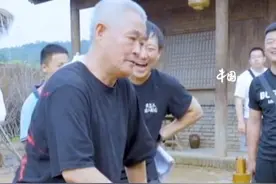 8月24日，辽宁。赵本山亲自给徒弟讲戏，亲身示范“踩空，“看似简单 一般人演不出那么自然”。视频封面