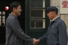 经过一连串的事情，大老汤终于发现常胜是个老实善良的人，两人握手言和，两家的恩怨也终于化解了。#刘钧  #东方卫视六姊妹  #六姊妹视频封面