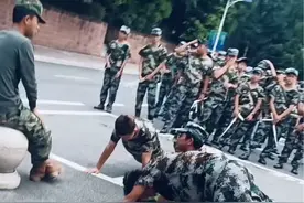#军训进行时 文理男生军训迟到被罚做五个俯卧撑，教官“宕机”循环喊一二一，逗乐路过学姐😂#军训教官 #军训dou出彩 #00后大学生军训 #校园生活欢乐多 @抖音短视频视频封面