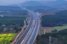 沪昆高速四改八后，至少缩短了4到6个小时的行车时间，接下来就要看湖南段扩建了，京港澳高速、老大广高速也会扩建，以后让堵车成为不可能，让云贵川老乡不再为回家堵车而发愁。#沪昆高速四改八 #沪昆高速 #基建狂魔 #中国基建 #高速公路建设视频封面