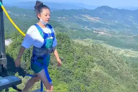 小姐姐也太不尊重悬崖了吧，既然敢在300米悬崖上这样行走😱#玩的就是心跳 #高空挑战