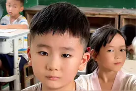 三十八九度的高温天， 没有风扇与空调的教室， 犹如高温蒸笼， 学生们最朴素的愿望， 不过是教室能有一台风扇。 #我要上热门 #乡村学校 #小学生的花式开学第一课 #新学期的打开方式五花八门 #高温教室 @DOU+小助手