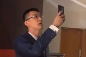 2019年杨指导成为了辽篮第一位退役球衣的球员，2024年率队完成了三连冠奇迹，他用荣誉回报了俱乐部的“奖励”#杨鸣视频封面