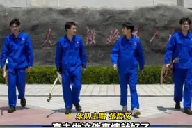 上班修火车，下班玩摇滚，这届00后铁路工人把音乐玩出了新花样！兰州4名从事铁路维修工作的00后男孩利用业余时间组建乐队，他们说：能有一群志同道合的朋友，感觉很舒服。视频封面