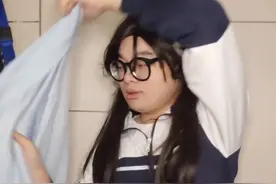 班里和老师关系好的人 美香:伊美这小孩真的太不懂事了拿老班的东西#班里一定有的几种人 #buv绿泥洗面奶
