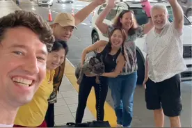 两方父母住在不同的国家，感觉特别难照顾到双方家庭 所以我们水灵灵的拎着17个行李箱飞了26个小时到福罗里达啦！人生就是要有passion #家庭日常 #t姐和小熊 #千万生活dou来拍 #团聚视频封面