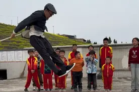 大家常说一眨眼的功夫，速度就是这么快。@抖音短视频 #轻功#极限挑战#跑酷#体育生#高手在民间视频封面