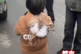 #女童被渣土车拖行一公里奇迹获救  2月25日 在浙江金华，一名女童不幸被渣土车卷入车底拖行一公里。热心路人纷纷掉头追停渣土车。小女孩成功获救，奇迹生还。视频封面