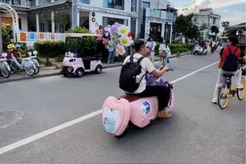 大理洱海生态廊道共享单车电动车坑人。一个小时多少钱？海西廊道里面有很多种共享车应该怎么选？价格是多少？骑哪种不踩坑？第一次来大理的人先收藏去骑的时候避免踩坑。总之记得一句话，越好看的车越贵，扫码一定注意价格，而且共享车限速20km/h，所以骑车注意距离哈，毕竟廊道有四十公里视频封面
