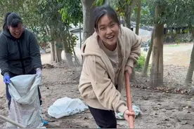 来看看广东农村人的一天，今天跟学长爸妈去鱼塘挑鸭粪，鱼塘主今年养鸭亏了10万，只剩下满地的鸭粪，养殖也不容易啊！可遇不可求的鸭粪，学长妈妈铲的不想回家，铲起来很解压，不到一会就铲了满满几袋，堆起来发酵比化肥还好用#广东 #湛江 #农村生活 #家庭日常 #dou来广东百千万视频封面