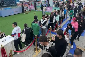 好耍！人气爆棚！#跟着赛事去旅行 “人人人人”模式已开启！这个周末，快来打卡吧！#成都世运会