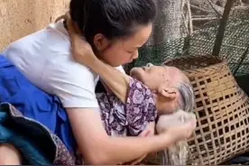 孙媳妇抱着生活不能自理的奶奶洗头，六年如一日，把奶奶照顾的无微不至。#百善孝为先 #懂事的孩子 #感动瞬间 #暖心 #正能量视频封面