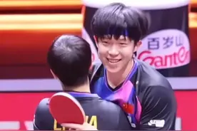 王楚钦向孙颖莎比出三连冠的手势，相拥这一刻太美好了！#王楚钦 #孙颖莎