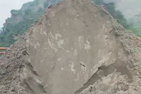 沙船卸沙过程出现神秘沙坑 #卸沙船工作原理 #施工现场实拍 #小陈开船 #原创 #上热门 @@兵哥 @小陈卸货