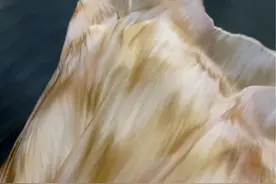 怎么站着好好的我就突然飞起来了，原来是男朋友抱着转圈圈了哈哈哈#飞起来的抱抱 #公主抱 #恋爱日常 #抱抱