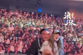 王阳明和妻子蔡诗芸玩coldplay演唱会偷情梗，之后恩爱拥吻。 王阳明和张俪分手后 与蔡诗芸复合，二人结婚多年 曾多次被传婚变。#王阳明 #蔡诗芸 #王阳明蔡诗芸 #演唱会 @抖音短视频