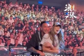 王阳明和妻子蔡诗芸玩coldplay演唱会偷情梗，之后恩爱拥吻。 王阳明和张俪分手后 与蔡诗芸复合，二人结婚多年 曾多次被传婚变。#王阳明 #蔡诗芸 #王阳明蔡诗芸 #演唱会 @抖音短视频