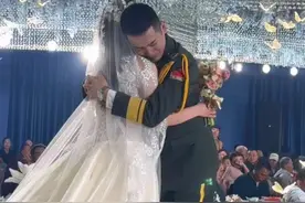 #兵哥哥婚礼现场 #新郎抱新娘 原来嫁给自己喜欢的人真的会流泪，娶到心爱的女孩会泣不成声#嫁给爱情 新婚快乐视频封面