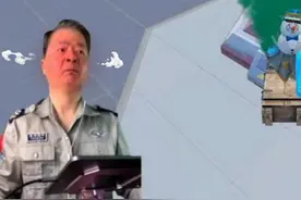 这个老头怎么脚都站不稳了。 #和平精英 #和平精英空岛集结视频封面