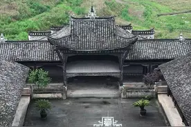 陈万宝庄园是位于重庆涪陵区青羊镇的一座独具特色的西部民居，是晚清涪洲巨富、诰赠朝议大夫陈万宝及其子孙所建的14处庄园的群体统称[^0^]。这些庄园累计建筑面积达到10万平方米以上，主要在清同治、光绪年间建成，因此有“川东陈万宝，川西刘文彩”的说法#航拍#古迹#纪实摄影#飞飞摄影作品视频封面