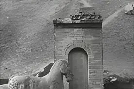 这是 1914 年法国汉学家拍摄的有关霍去病墓的珍贵影像。这位极具传奇色彩的将领先后六次进击匈奴，未曾有过一次败绩。其后因功受封作“冠军侯”。令人惋惜的是英雄英年早逝，为了褒奖霍去病河西大捷的卓著战功，使用天然石块把墓冢堆砌成祁连山的模样，象征着霍去病生前纵横驰骋、激烈作战的疆场。  影像中所见到的“马踏匈奴”属于墓前石刻，长 1.9 米，高 1.68 米，石马高高昂首站立，尾巴长长的拖在地上，腹下雕琢着手持弓箭匕首、长须仰面竭力挣扎的匈奴人形象，神情真切，仿佛让历史引领着我们回溯到两千年前。#霍去病 #陕西 #霍去病墓 #马踏匈奴 #茂陵视频封面