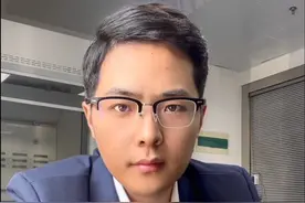 为了找回一个儿童手表，两名环卫工高温下翻了八吨垃圾，这个事的失主卢女士是应该支付费用的，毕竟民法典规定，权利人领取遗失物时，应当向拾得人或者有关部门支付必要费用。#大同 #环卫工 #热点新闻事件 #遗失物 #法律