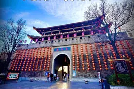 彝族人民的“彝族年”，源于世界上古老历法“十月太阳历” 根据彝族古老历法“十月太阳历”的推算，一年被分为十个月，每月三十六天，剩下的五到六天用于过年，这个民族太浪漫吧！ 2024年，楚雄州“彝族年”“元旦”系列文旅活动已经拉开序幕，诚邀您来“中国火城.浪漫花都”过彝年、品彝餐、观彝俗听音乐会、看精彩演出、体验左脚舞狂欢，感受魅力无限的彝族风情，点燃“冬天里的一把火”。#随拍 #民族特色民族文化#少数民族的魅力 #有一种叫云南的生活 #旅行推荐官