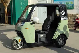 奥牛塑壳全封闭三轮车，有手续能上牌。冬天装门 保暖御寒夏天 拆门换装雨帘 防风防雨不闷热 真正做到一年四季都好用 。车长2.2米，车宽1.05米 ，1千瓦差速电机，高德导航38公里每小时，5节58安时电池 夏季单人100公里，全速行驶80公里，也可以装6072安时锂电，冬季零度100公里。可拆门，可装空调，夏天还能用。 #邢台市  #邢台市三轮车  #邢台市电动自行车  #邢台奥牛新能源 #邢台爱心车行 视频封面