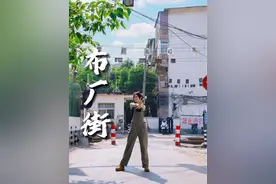 郑州布厂街，一个有火车穿过的地方。有人说这里像日漫中的场景，但我更愿意称之为郑州国棉二厂的记忆。虽然这里的房子旧了，道路变得拥挤，曾经的辉煌也很少有人提及。角落的树荫，穿行的火车，让我毫无保留的爱上了这个安静祥和的街区。#郑州 #布厂街 #郑州citywalk