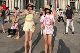 #星引力计划 #夏日星能量#旅行推荐官 #情侣 #穿搭 威尼斯广场打卡🌟 带着孩子跳进地理书里去旅行…视频封面