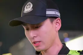 一位电动车师傅不遵守交通规则，还不配合，来看看帅气的（丁熠轩）丁警官是如何处理的！#交警 #平安守护 #现场实拍 #警察执法权威不容挑衅 #正能量视频封面