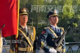 解放军仪仗队向留学生手写寄语"祖国永远是你们的家"，这一幕幕是"双向奔赴"的瞬间，真暖！（来源@央视新闻 @Tutu）视频封面