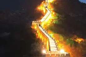 【八达岭夜长城拍照打卡攻略】#京彩五一乐享好时光 来八达岭夜长城的你，还在拍游客照吗？一个视频教会你所有拍照姿势~ @文旅北京