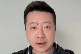 一身侠气！一名小女孩被巨浪卷入海中白衣长发小哥多次扑进海里救人！#女孩被浪卷走众人合力营救视频封面
