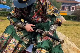 给外国人一点国风震撼！来自宗主国的血脉压制！#华夏#锦衣卫#飞鱼服 #龙的传人