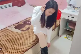 家里有个漂亮媳妇，老公一下班就回家，老婆小黑靴配丝袜身材好看视频封面