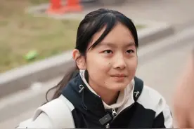 原来这是他们的世界 公交站台上，小女孩突然捂住耳朵尖叫，咖啡泼了路人一身...我们应该对孤独症群体多一点等待，少一点指点#孤独症 #星星的孩子 #剧情