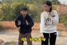 姐姐又在带弟弟玩隔空碎砖头了  #亲子日常 #萌宝日常 #意想不到的结局 #姐弟日常