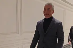 2024TVB颁奖典礼的颁奖嘉宾张耀扬惊喜现身，自嘲自己已不是“乌鸦”而是“白鸽”了，非常和平。幽默功力不减。离场时也是气场满满！#张耀扬 #古惑仔 #tvb颁奖礼视频封面